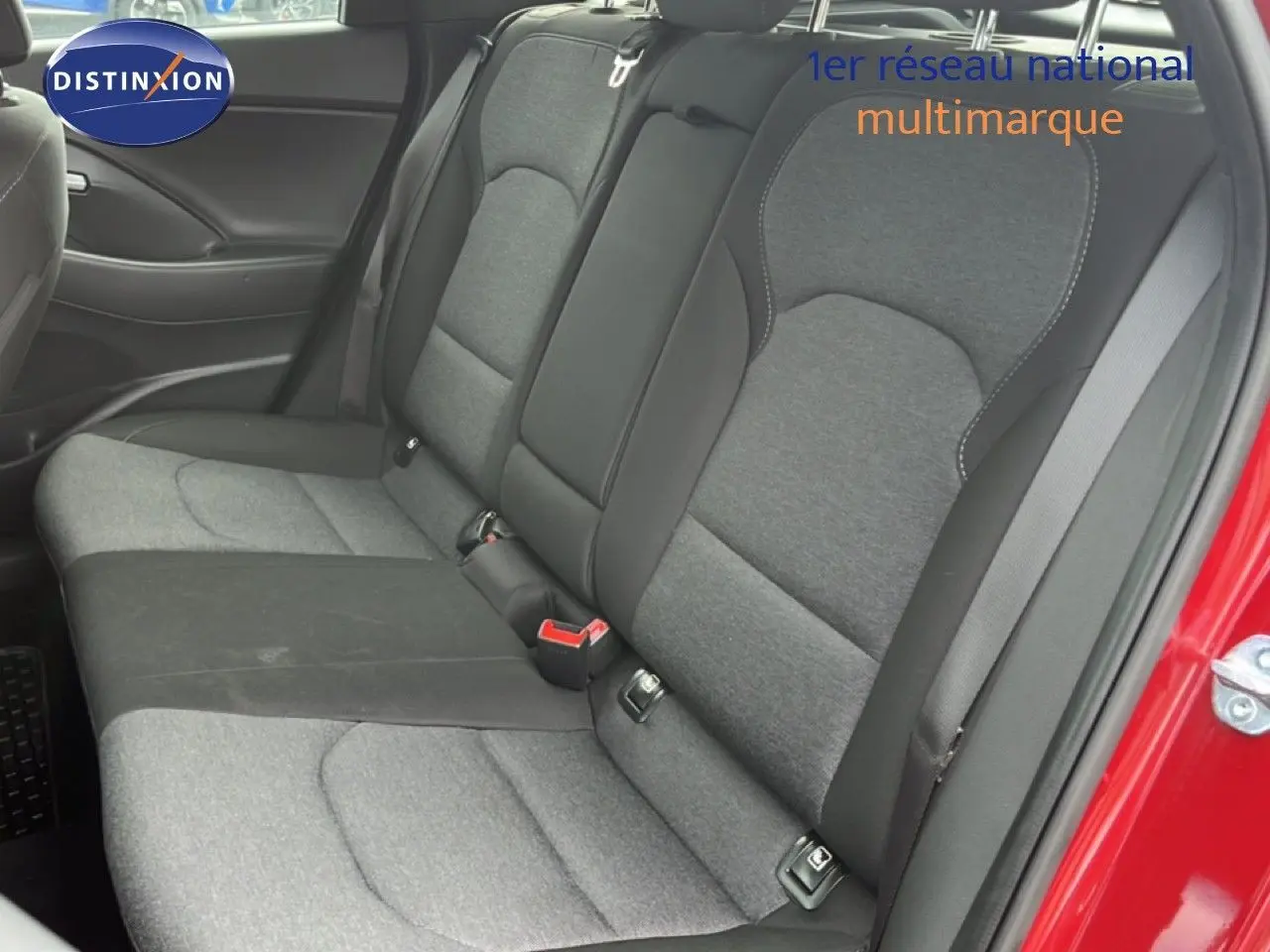 Vue intérieure sur la banquette arrière en tissu gris et noir d’une Hyundai i30 SW rouge, côté droit ouvert.