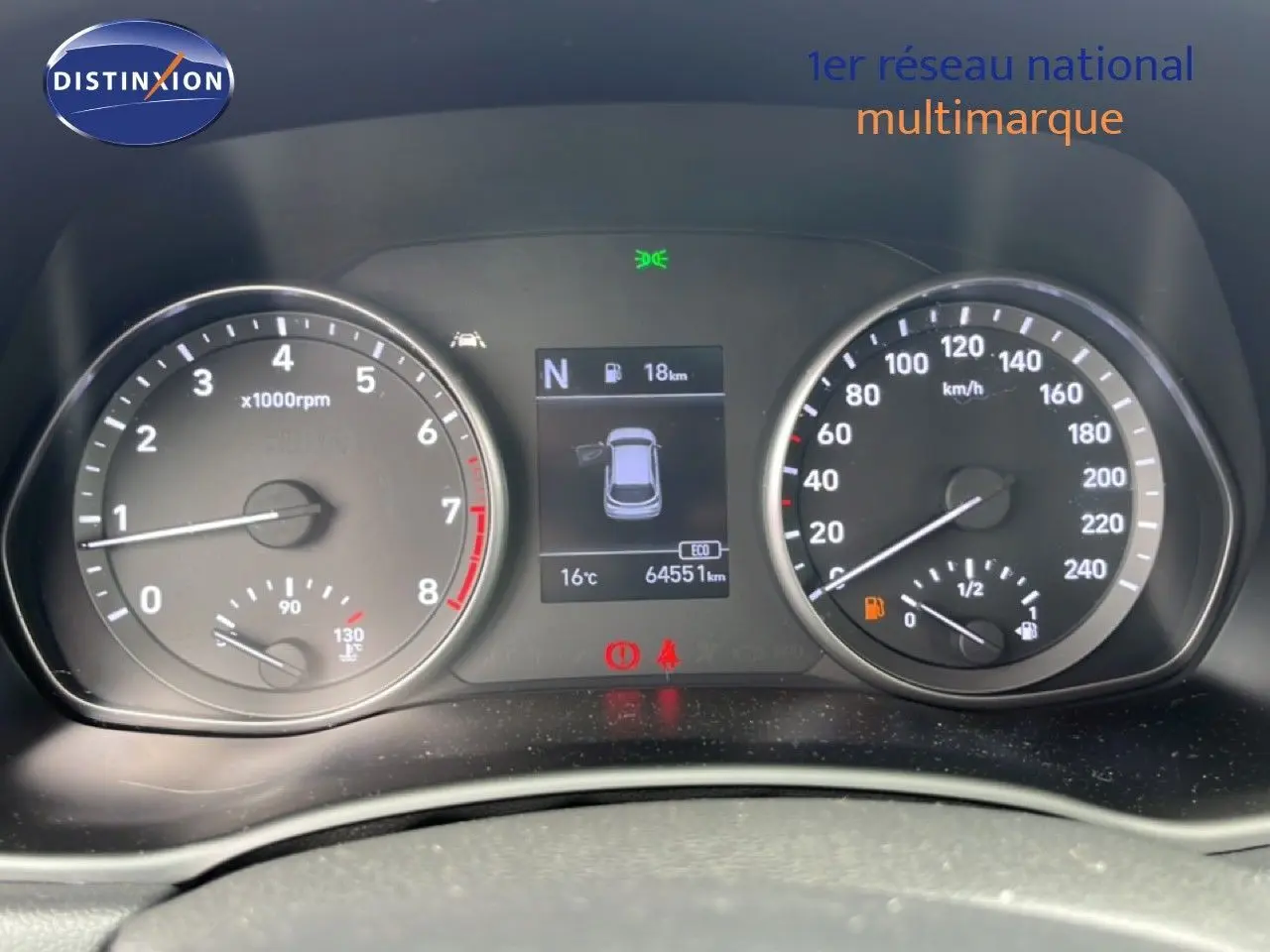Vue rapprochée du tableau de bord de la Hyundai i30 SW 2023 montrant compte-tours, compteur de vitesse et écran central numérique.