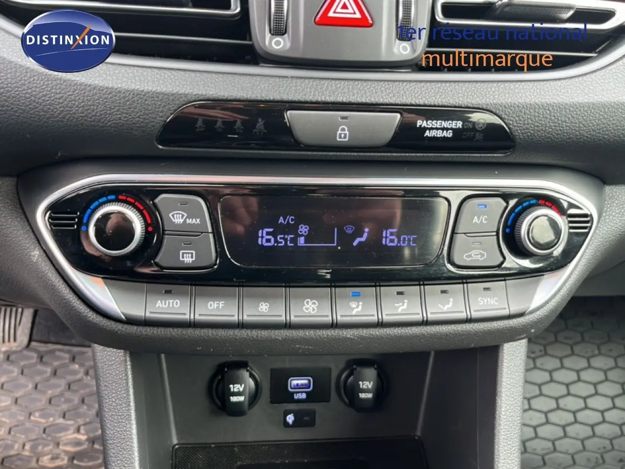 Gros plan sur la console centrale de la Hyundai i30 SW 2023, montrant la climatisation digitale et les commandes de température.