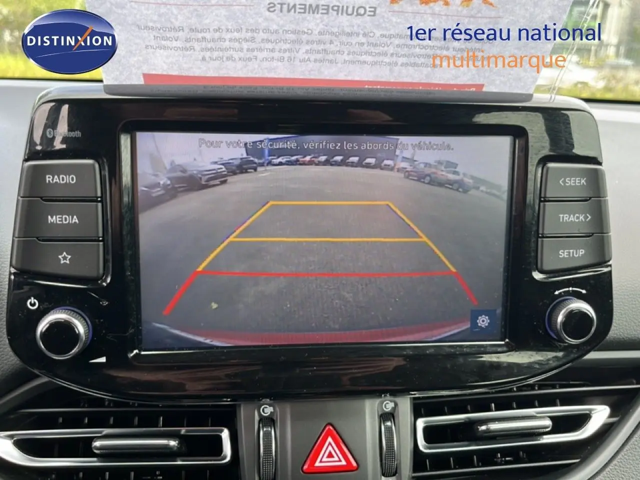 Écran central affichant la caméra de recul d'une Hyundai i30 SW 1.5 T-GDI 160CH BVA SMART rouge Sunset Red Metal.