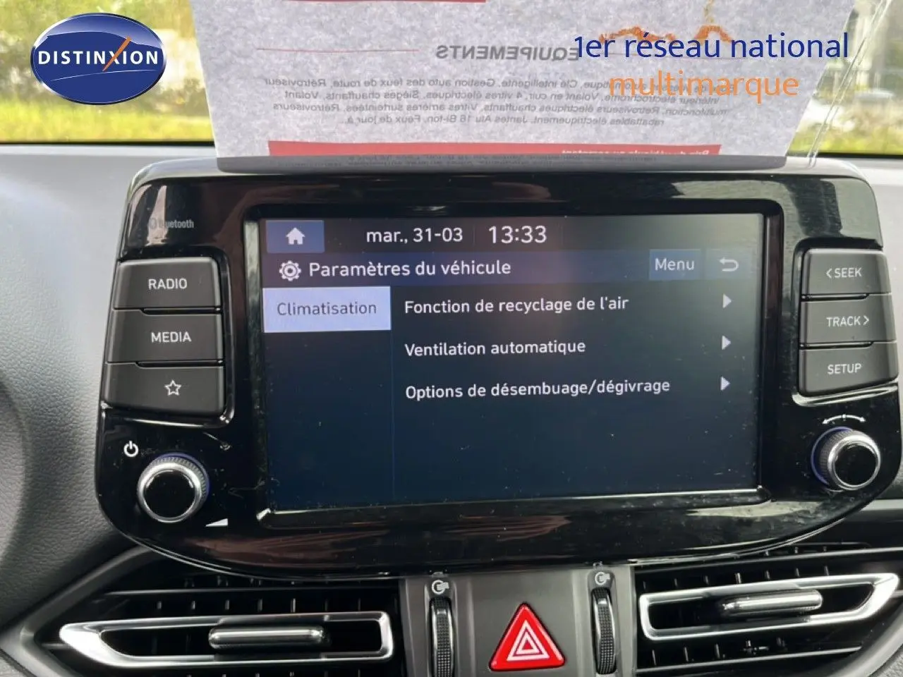 Écran tactile central du tableau de bord de la Hyundai i30 SW 2023, affichant les paramètres de climatisation.