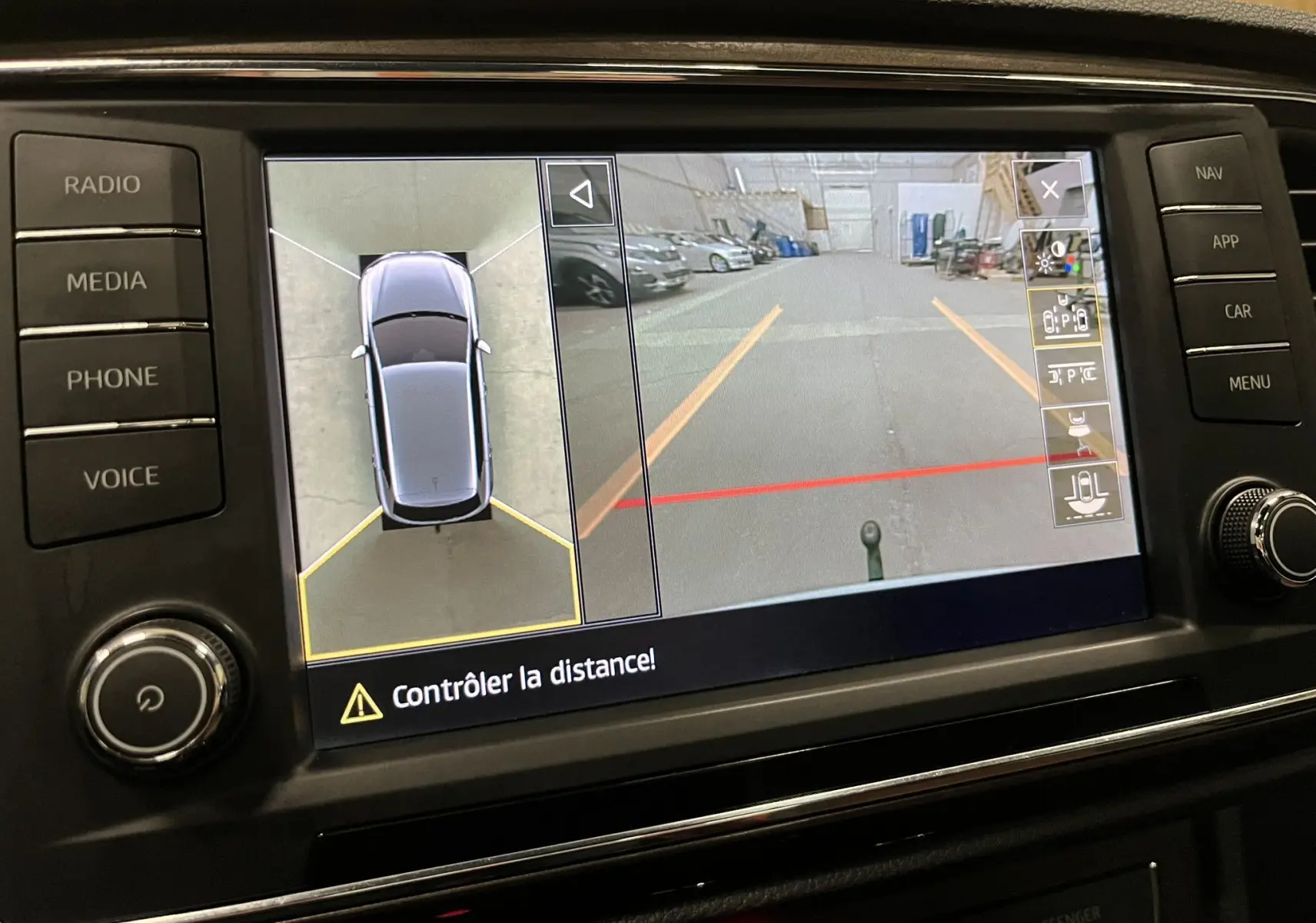 Écran de caméra 360 et de recul du tableau de bord du SEAT Ateca blanc, vue intérieure sur l'aide au stationnement.