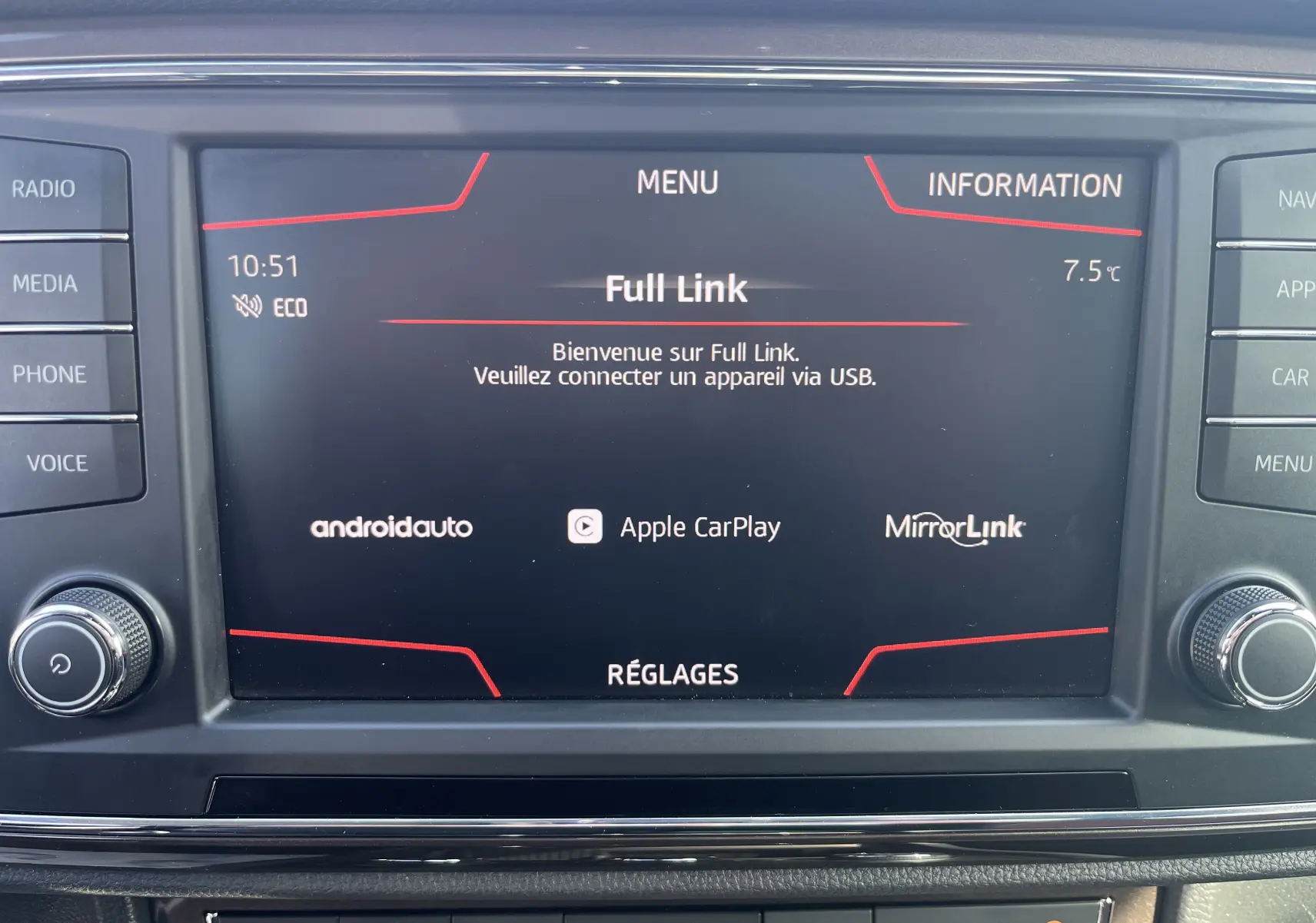 Écran tactile central du tableau de bord du SEAT Ateca 2016 affichant le menu Full Link avec options Android Auto, Apple CarPlay et MirrorLink.