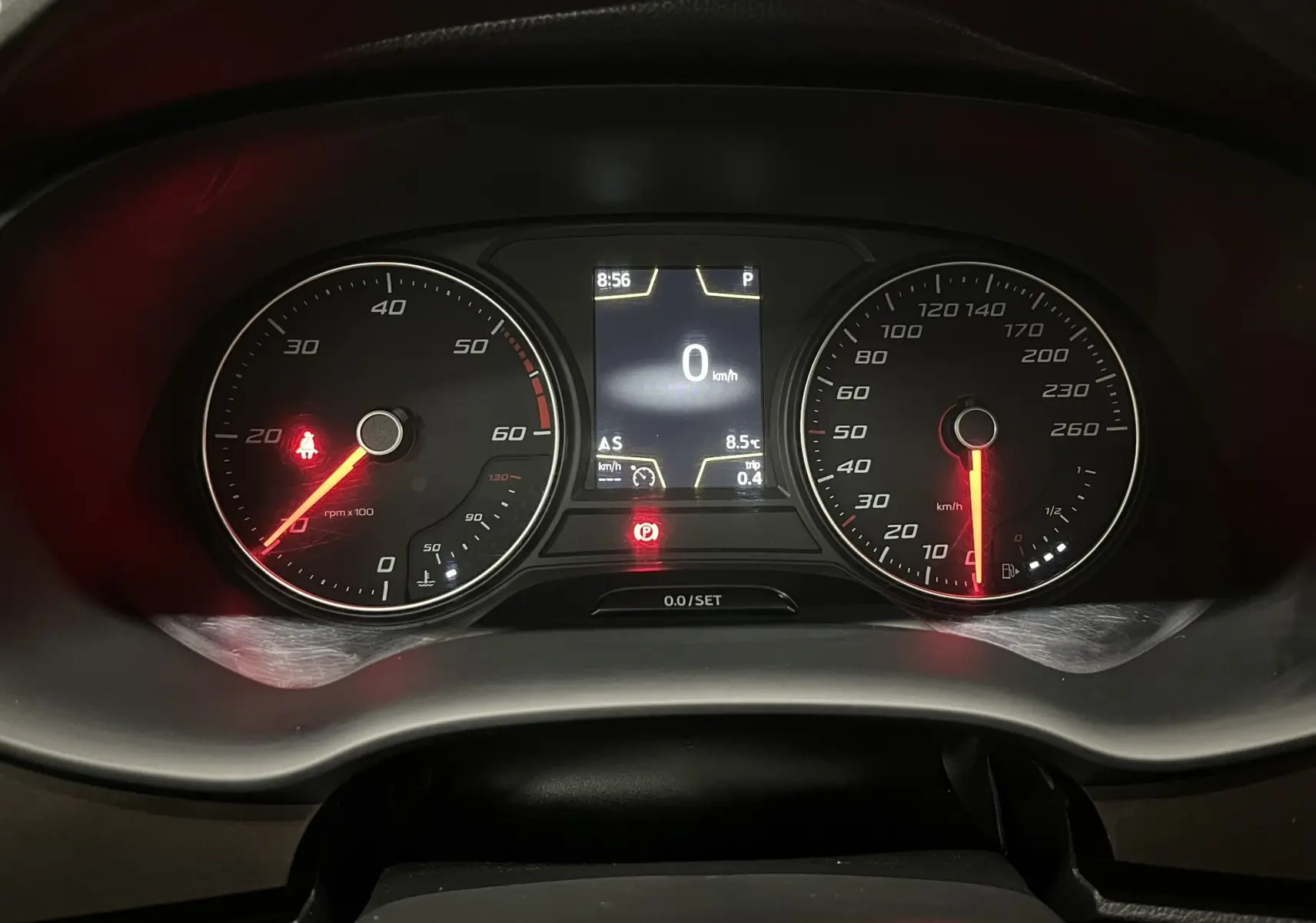 Tableau de bord du SEAT Ateca blanc 2016, affichage numérique central avec compte-tours et vitesse analogiques.