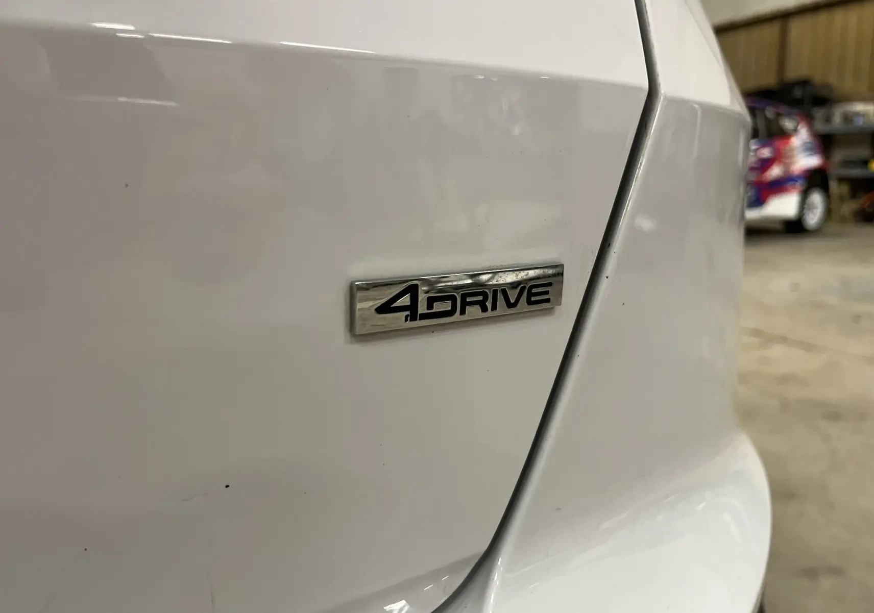 Gros plan sur l'emblème 4Drive sur la carrosserie blanche arrière droite du SEAT Ateca 2016.