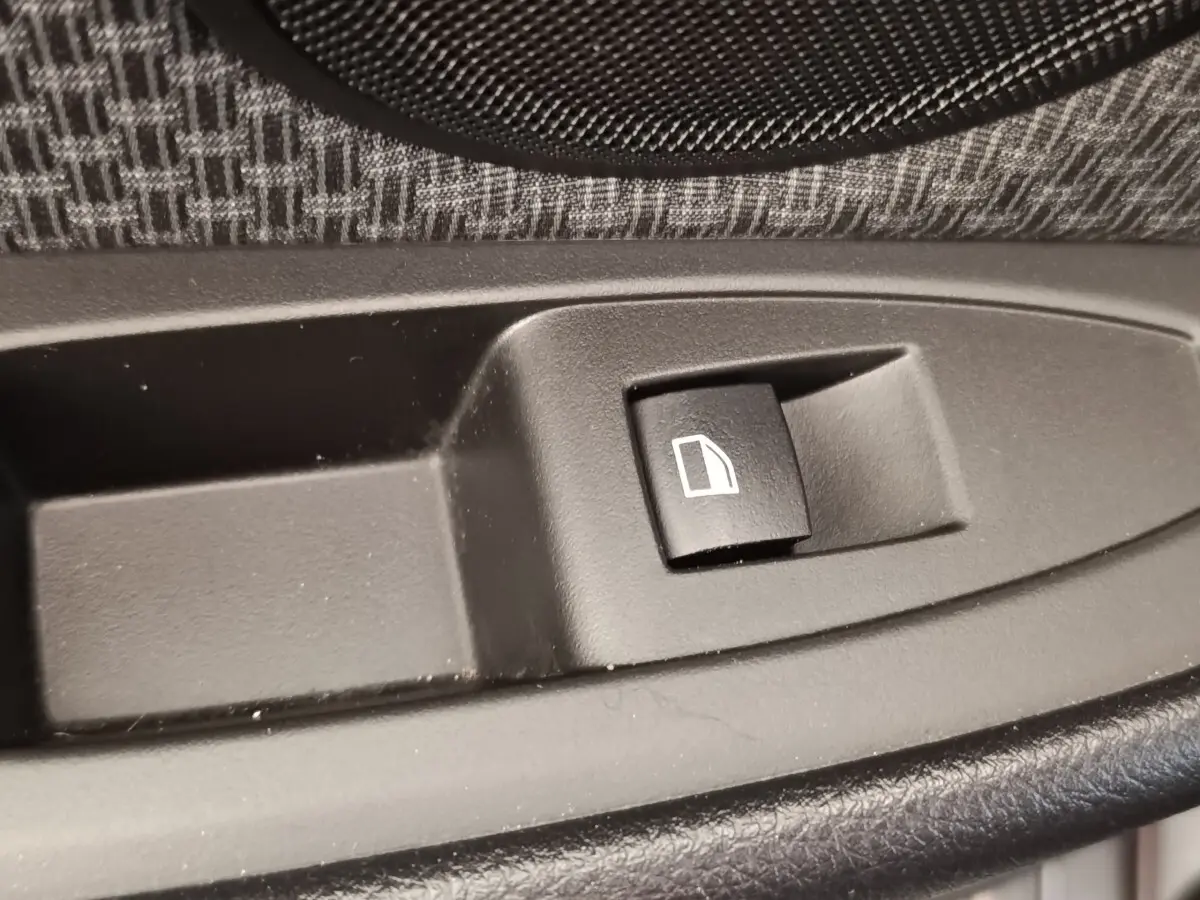 Bouton de commande de lève-vitre noir sur panneau de porte intérieur tissu gris de BMW Série 2 Gran Tourer F46.