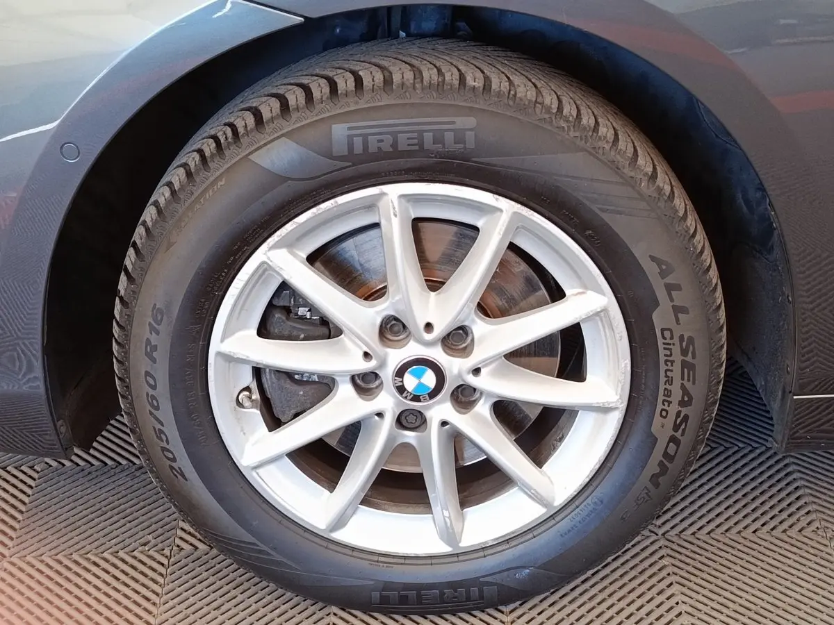 Gros plan sur la roue avant droite d'une BMW Série 2 Gran Tourer gris clair avec jante alliage et pneu Pirelli.