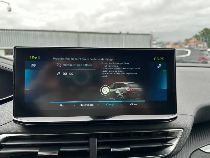 Écran tactile central du tableau de bord du Peugeot 3008 Hybride Rechargeable noir, affichant la programmation de charge différée.