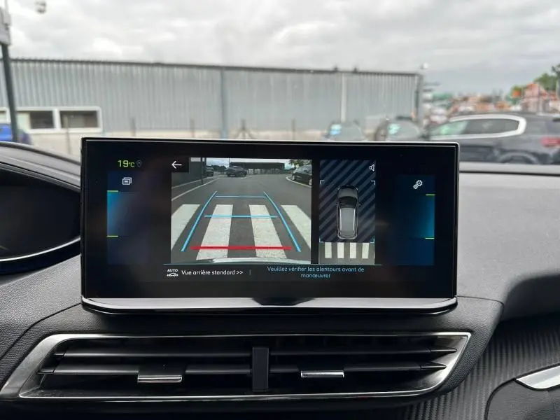 Écran tactile central affichant la caméra de recul du Peugeot 3008 Hybride Rechargeable noir, vue intérieure avant.