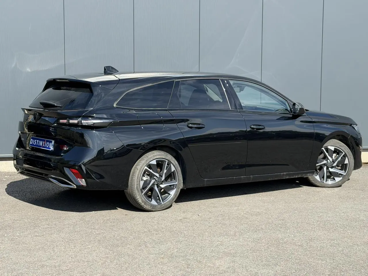 Peugeot 308 SW noir Perla vue 3/4 arrière droit, jantes alliage 17'' Halong diamantées et vitres surteintées.