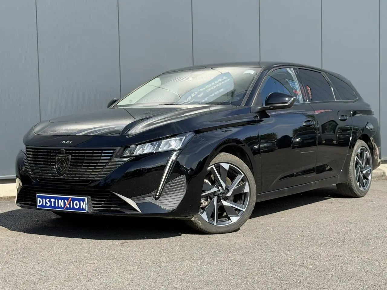 Peugeot 308 SW noir Perla vue 3/4 avant droit, avec jantes alliage 17'' et calandre noire distinctive.