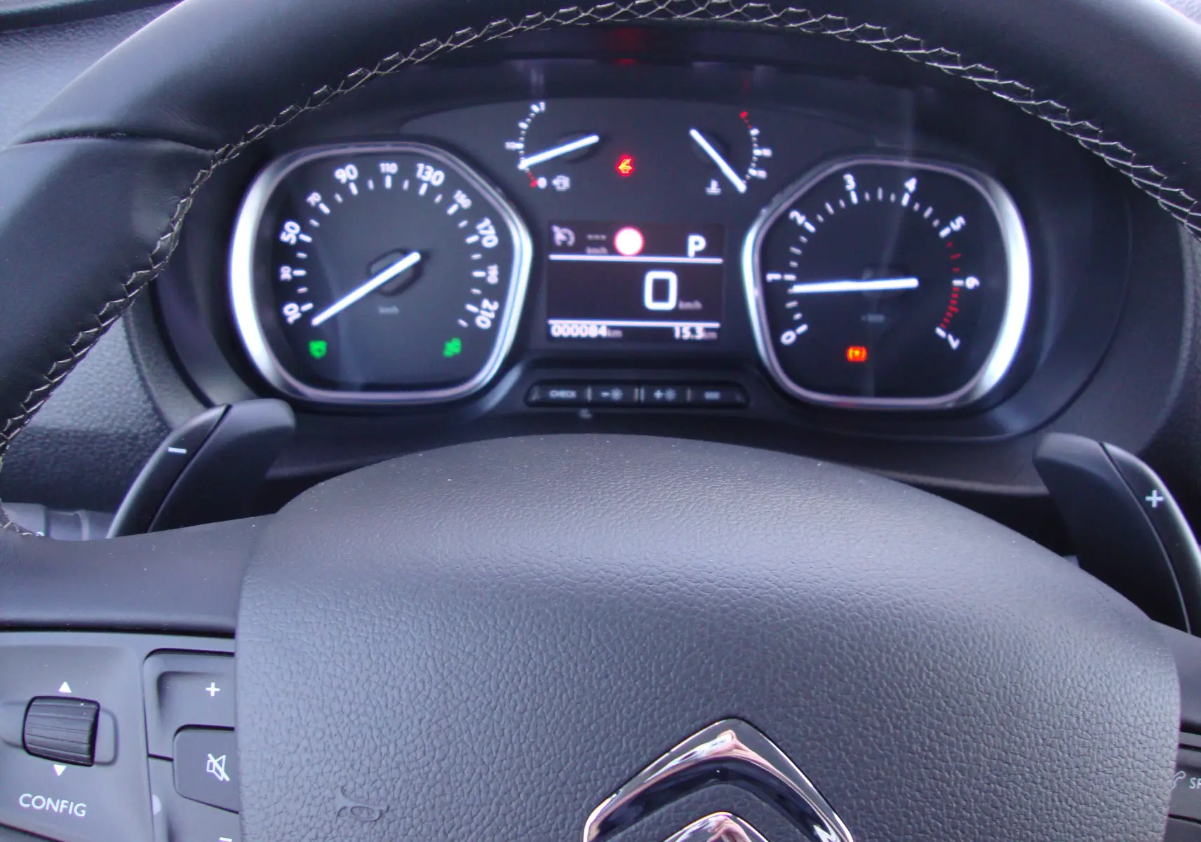 Vue rapprochée du tableau de bord et volant noir du Citroën Jumpy Cabine Approfondie gris platinum 2024, affichage digital.