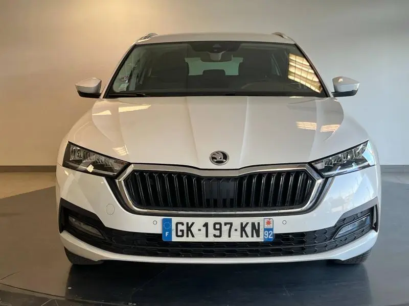 Vue frontale d'une Skoda Octavia Combi blanche Cristal spéciale avec calandre noire et phares LED distinctifs.