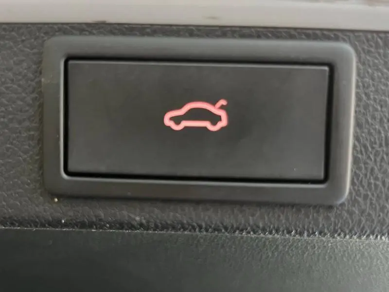 Bouton intérieur noir avec symbole rouge d'ouverture de coffre sur Skoda Octavia Combi blanc Cristal spéciale 2022