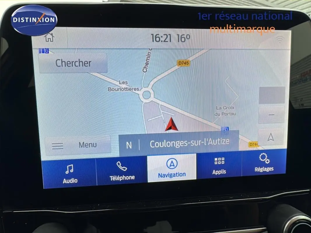Écran tactile du système de navigation du Ford Puma 2020 affichant une carte et options multimédia.