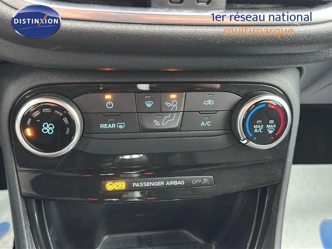 Tableau de bord noir du Ford Puma 2020 avec commandes climatisation et témoin airbag passager allumé.