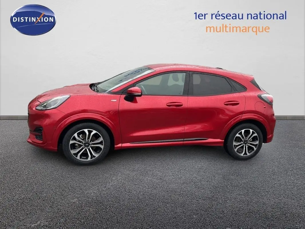 Profil côté gauche d'un Ford Puma rouge 2020 avec jantes alliage 17 pouces sur fond neutre.