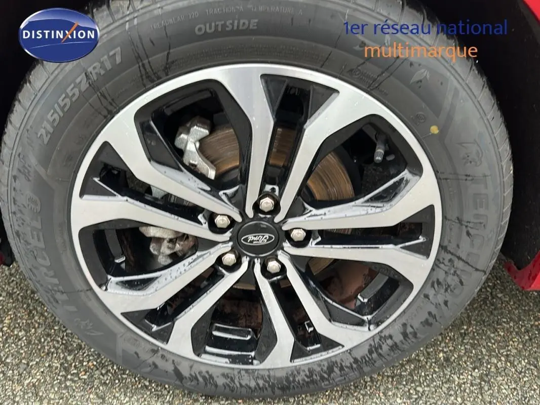 Gros plan sur la jante alliage 17 pouces noire et argentée du Ford Puma rouge de 2020.