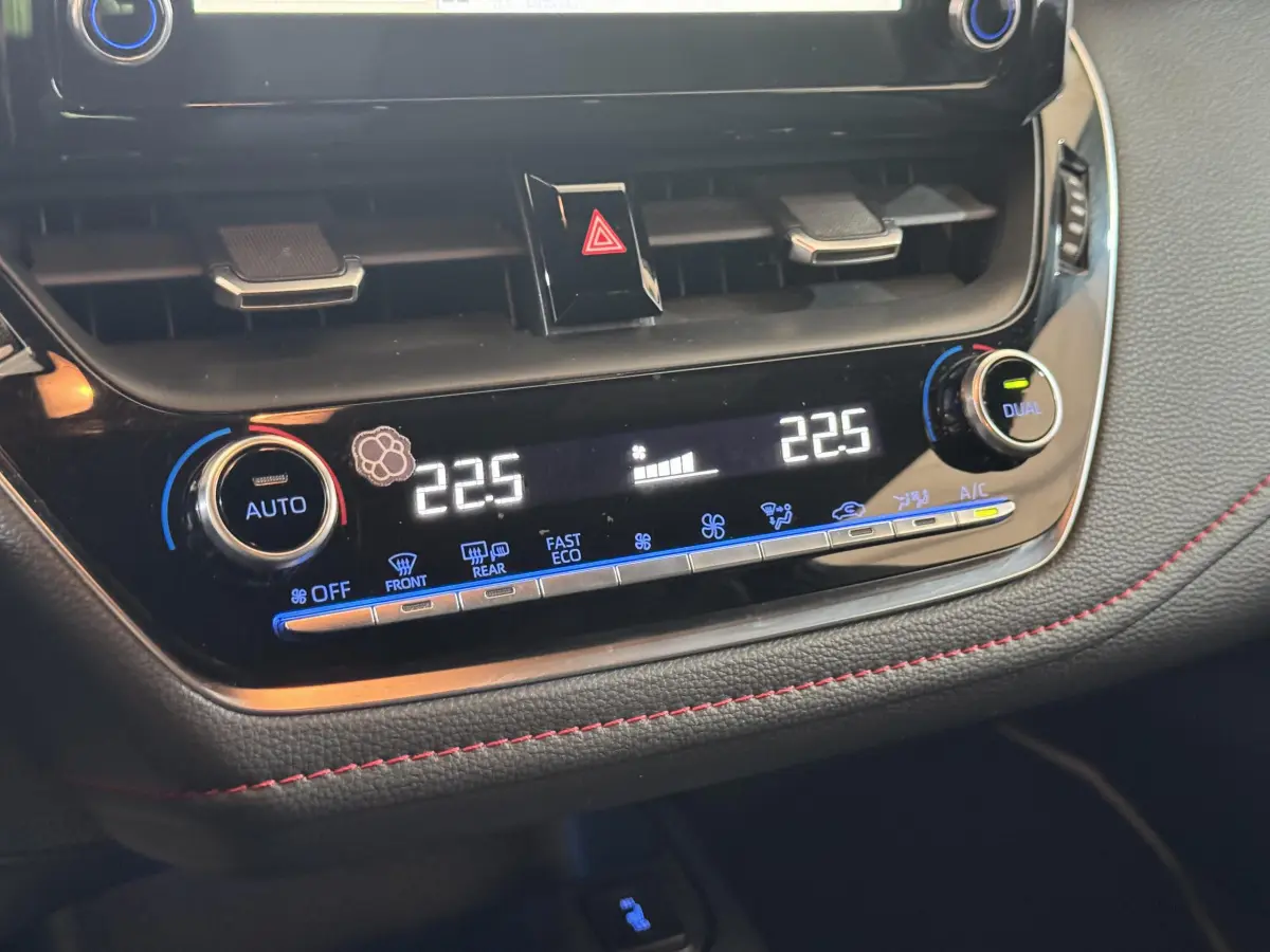 Détail du tableau de bord de la Toyota Corolla Hybride 122h Collection 2021 montrant la climatisation digitale à 22,5°C