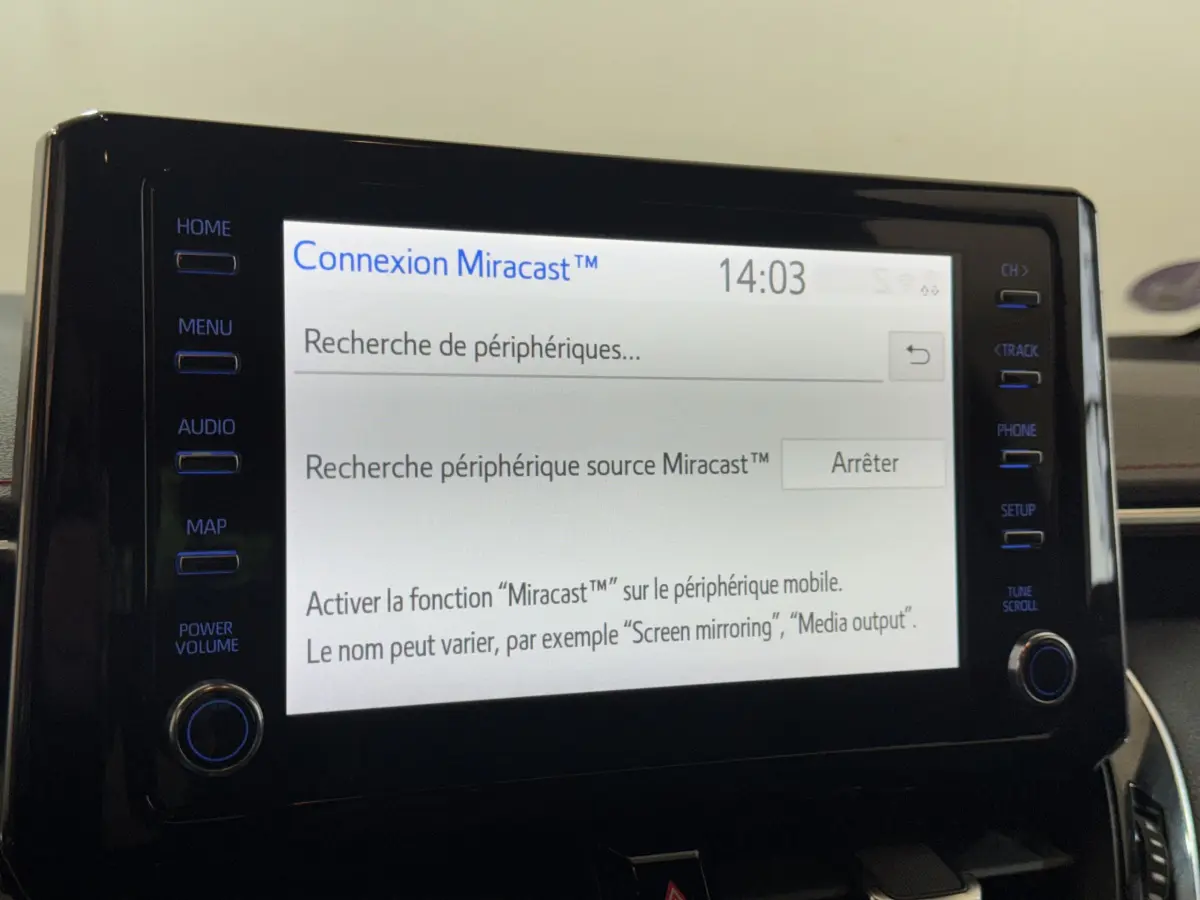 Écran tactile central affichant la connexion Miracast dans l’habitacle d’une Toyota Corolla Hybride gris clair.