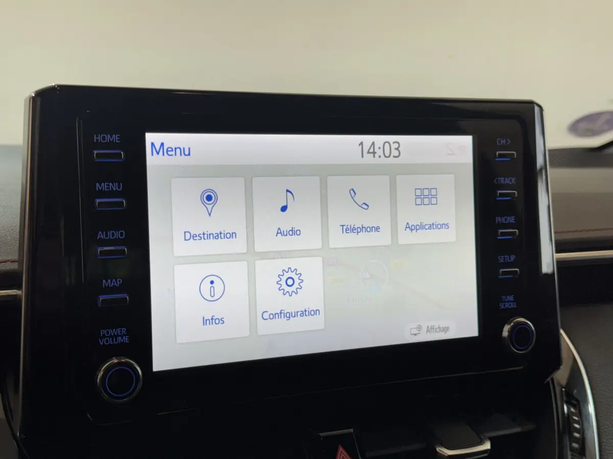 Écran tactile central de la Toyota Corolla Hybride 122h Collection 2021 affichant le menu principal intérieur