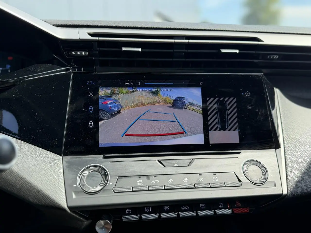 Vue rapprochée de l’écran tactile central du Peugeot 308 SW 2025 affichant la caméra de recul en marche.