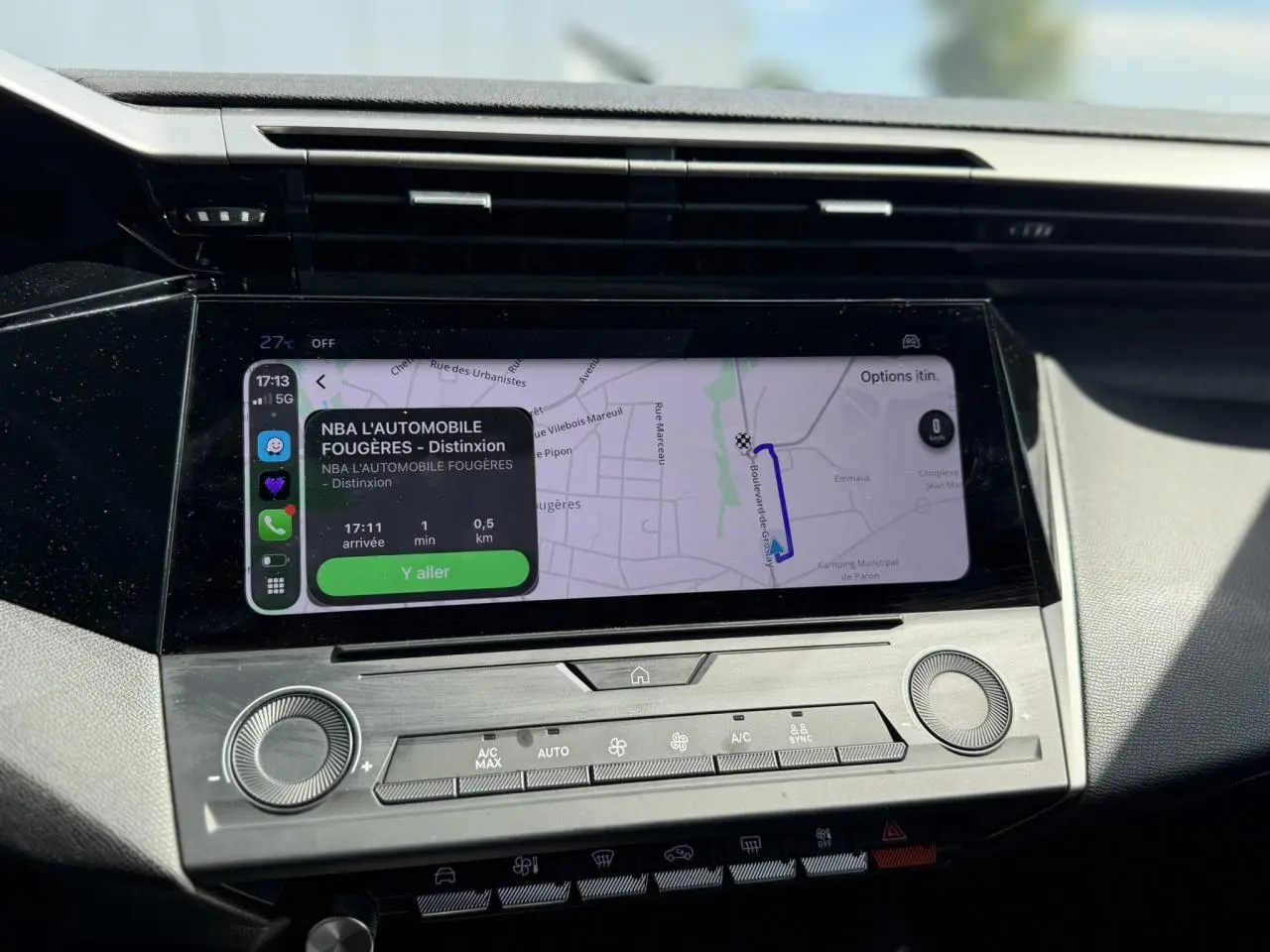 Écran tactile central 10 pouces du Peugeot 308 SW 2025 affichant un guidage GPS avec interface smartphone intégrée.