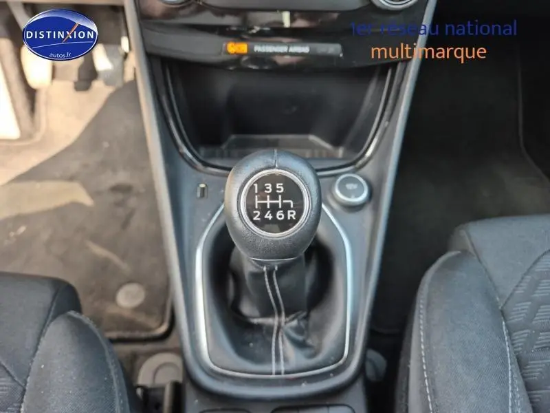 Le levier de vitesses manuel noir du Ford Puma 2022 vu de dessus, entouré des sièges en tissu noir.