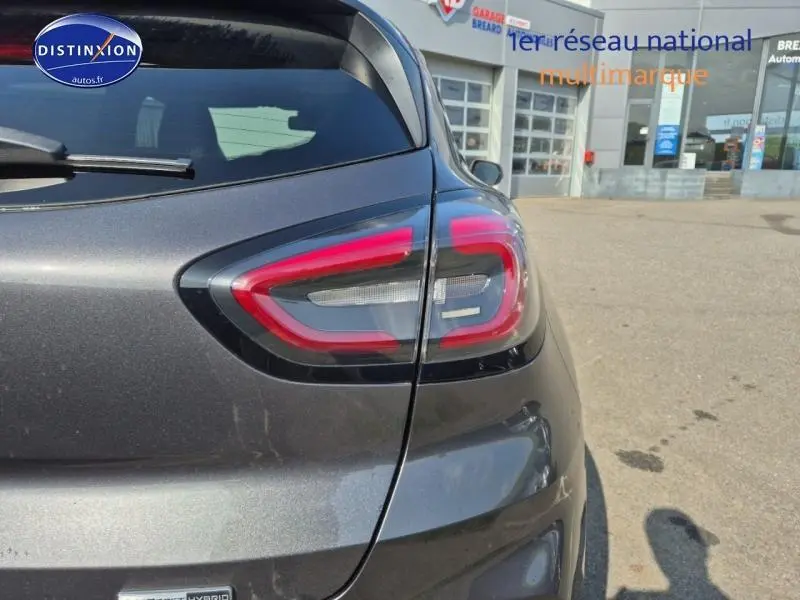 Gros plan sur le feu arrière droit du Ford Puma 2022 gris métallisé, soulignant son design moderne et élégant.