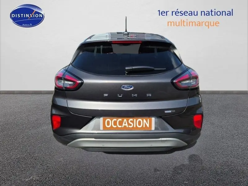 Vue arrière du Ford Puma gris métallisé avec feux LED et plaque orange "OCCASION" sur fond neutre.