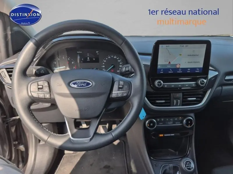 Vue intérieure centrée sur le volant multifonction et l'écran tactile du Ford Puma gris Fashion Gris Magnetic.