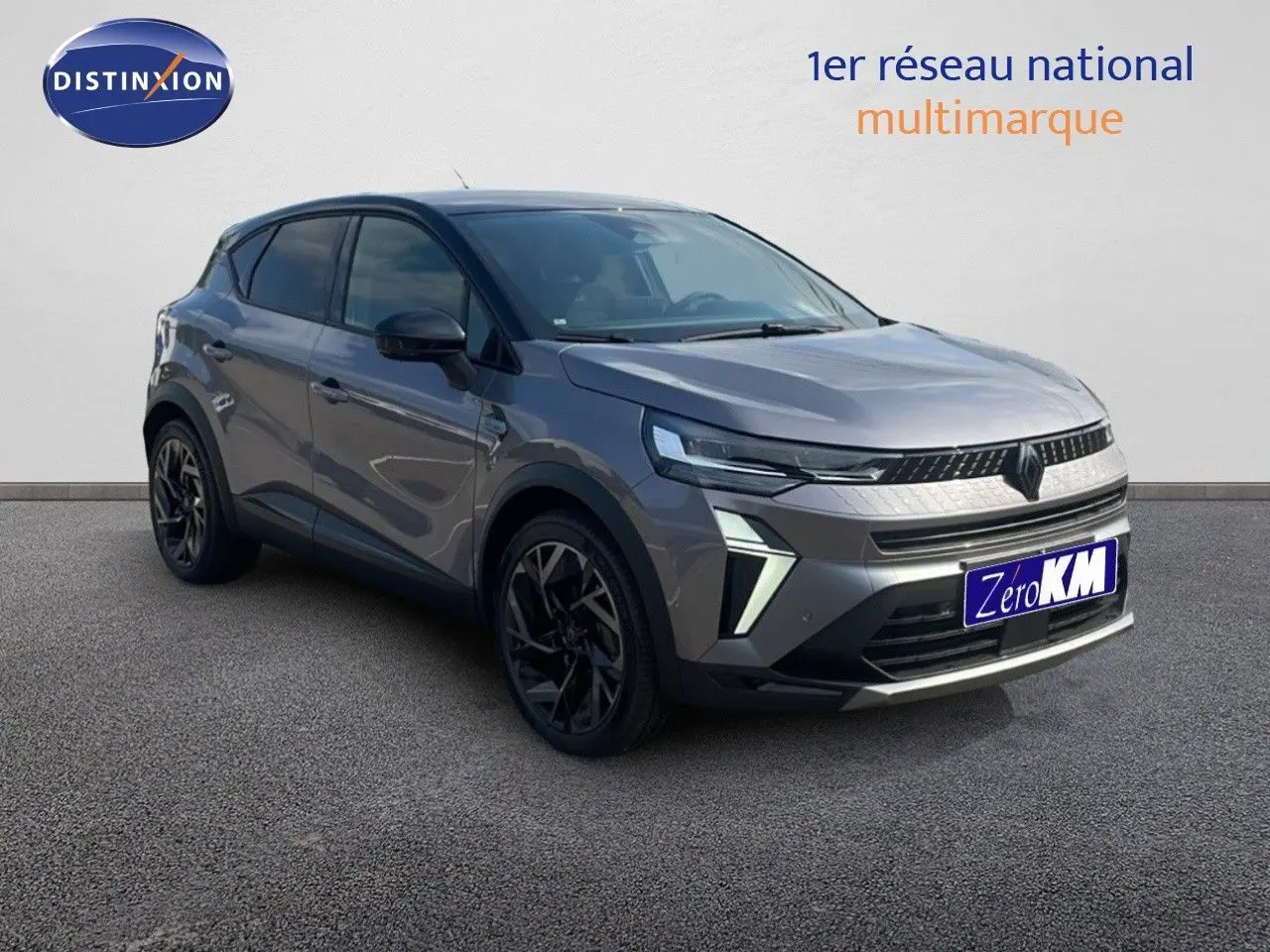 Renault Captur E-Tech hybride gris cassiopée toit noir, vue 3/4 avant avec jantes noires stylées.