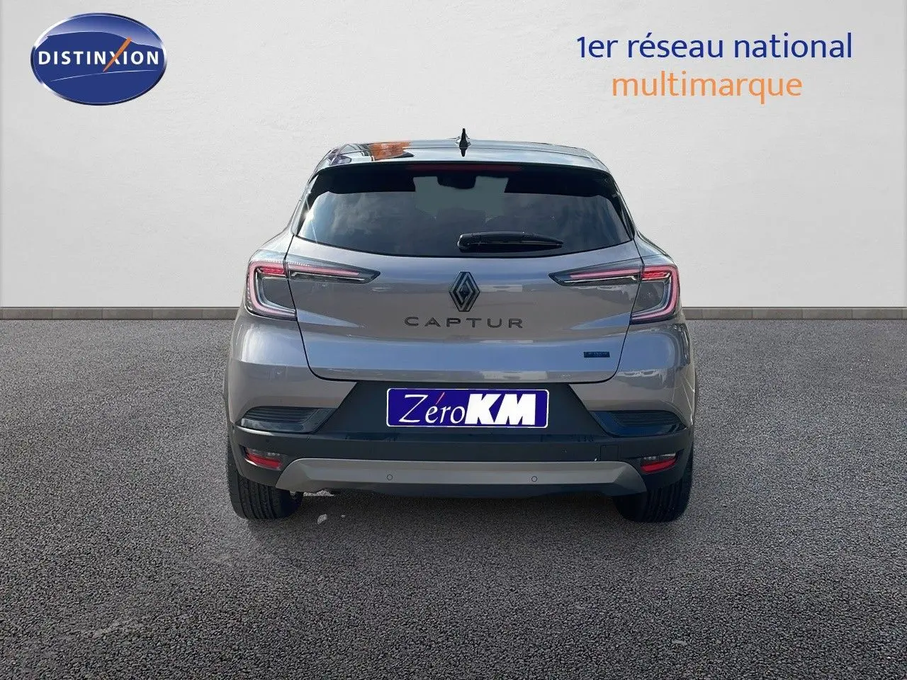 Vue arrière d'un Renault Captur gris Cassiopée métal avec toit noir, mettant en valeur ses feux LED et son logo central.