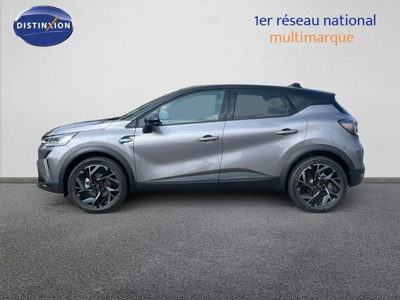 Profil droit d'un Renault Captur E-Tech hybride 2025 gris cassiopée avec toit noir et jantes noires distinctives.