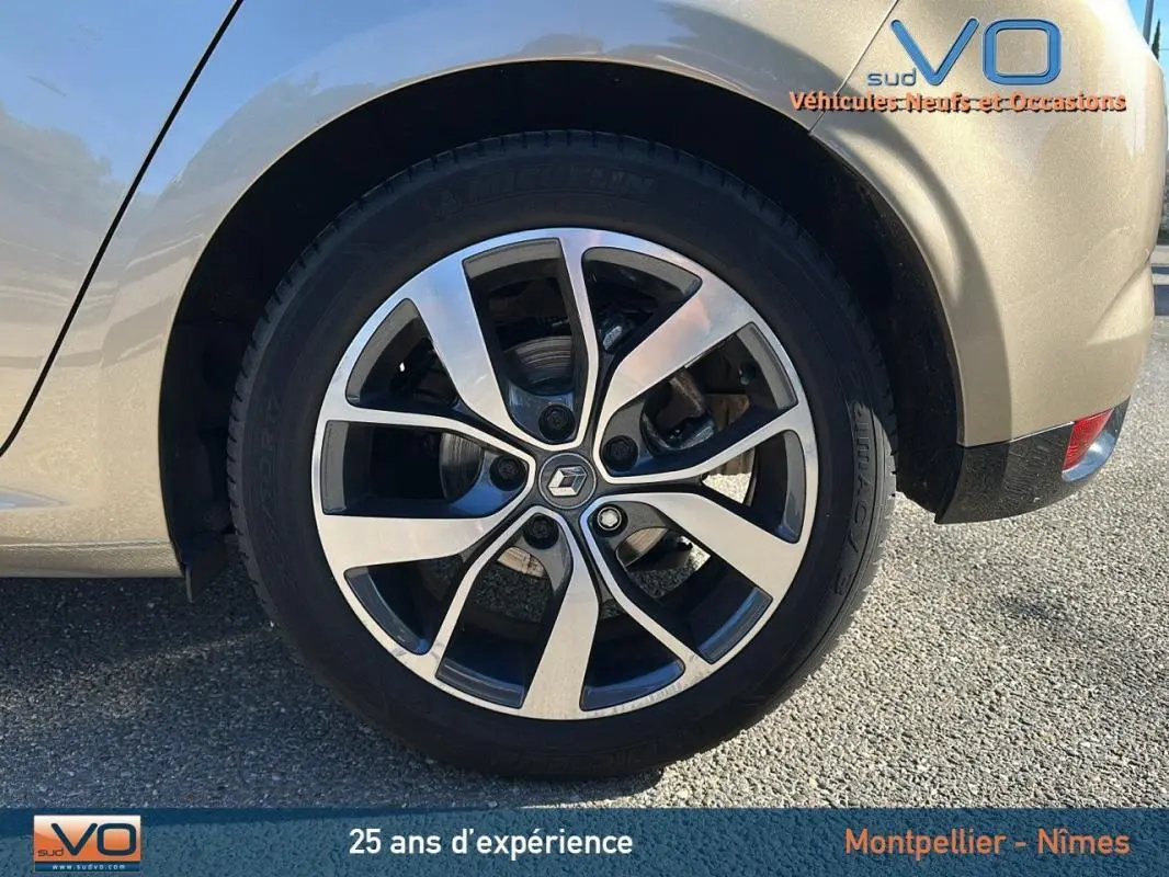 Gros plan sur la roue avant droite beige d'une Renault Mégane IV Berline TCe 130 Energy EDC Intens de 2017.