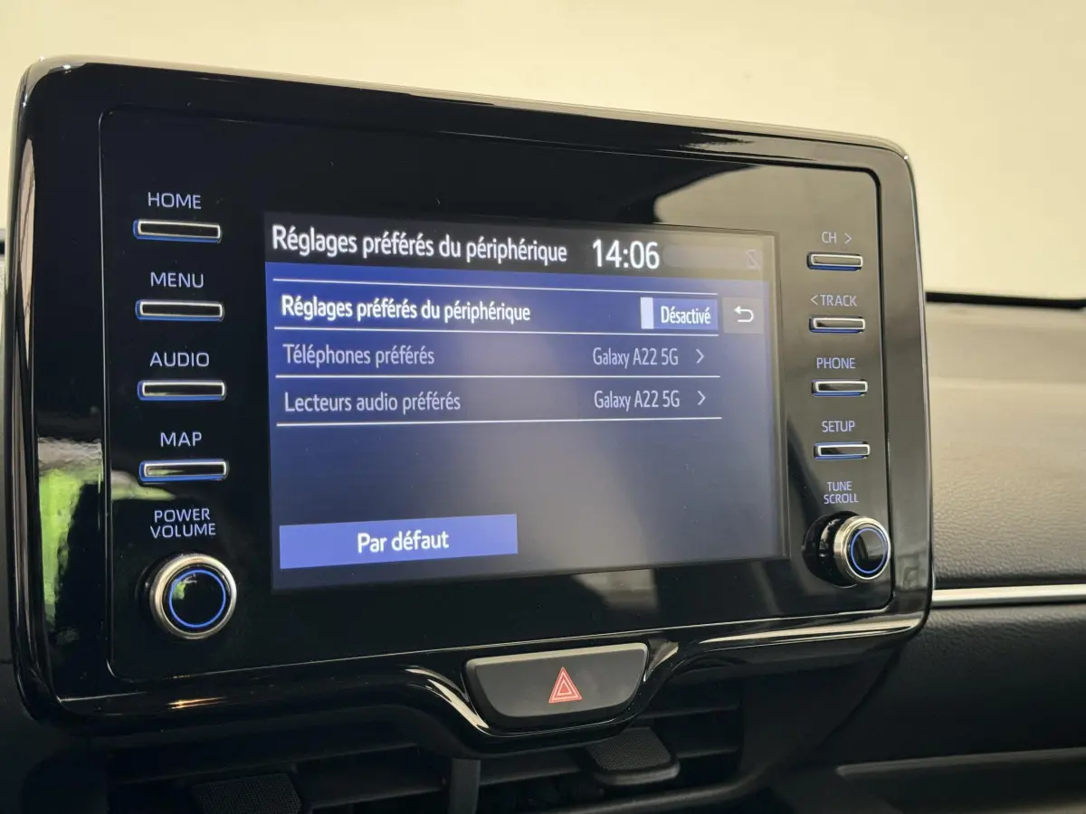 Écran tactile central affichant les réglages Bluetooth dans l'habitacle noir d'une Toyota Yaris hybride blanche de 2022.