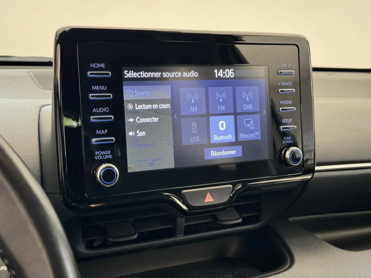 Écran tactile central de la Toyota Yaris hybride 2022 affichant les options audio et navigation, vue intérieure rapprochée.