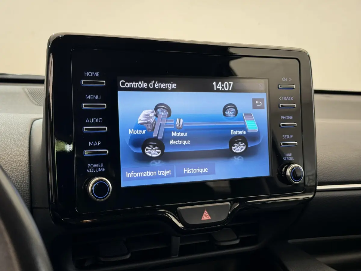 Écran tactile central affichant le contrôle d'énergie hybride dans l'habitacle d'une Toyota Yaris blanche 2022.