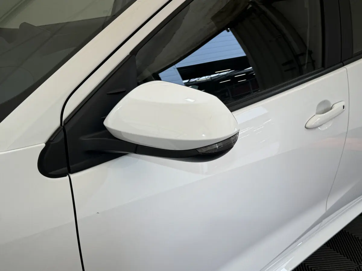 Rétroviseur blanc côté gauche avec clignotant intégré sur Toyota Yaris hybride 2022 vue rapprochée du portière