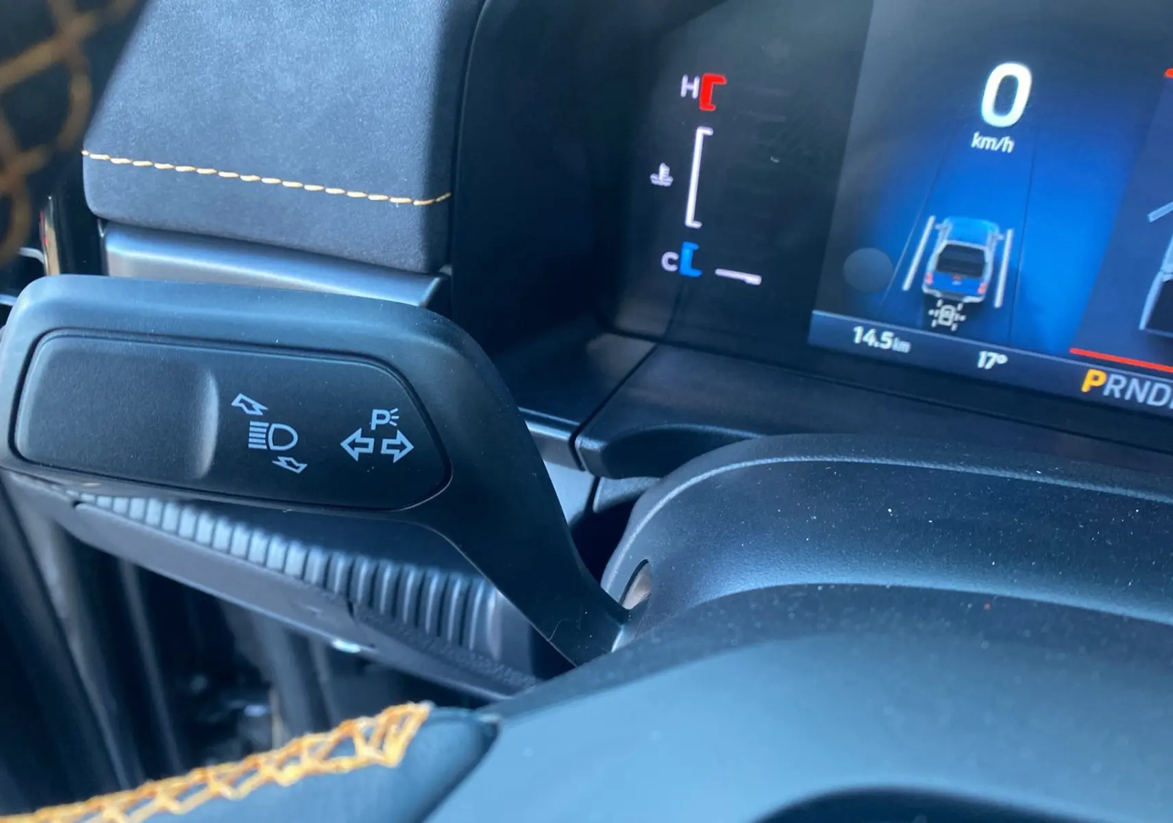 Gros plan sur la manette de clignotants et tableau de bord numérique du Ford Ranger gris carbone 2025.