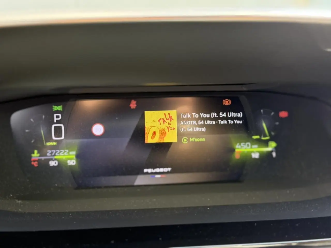 Affichage numérique du combiné Peugeot i-Cockpit 3D de la 308 SW, avec informations de conduite et média en cours.