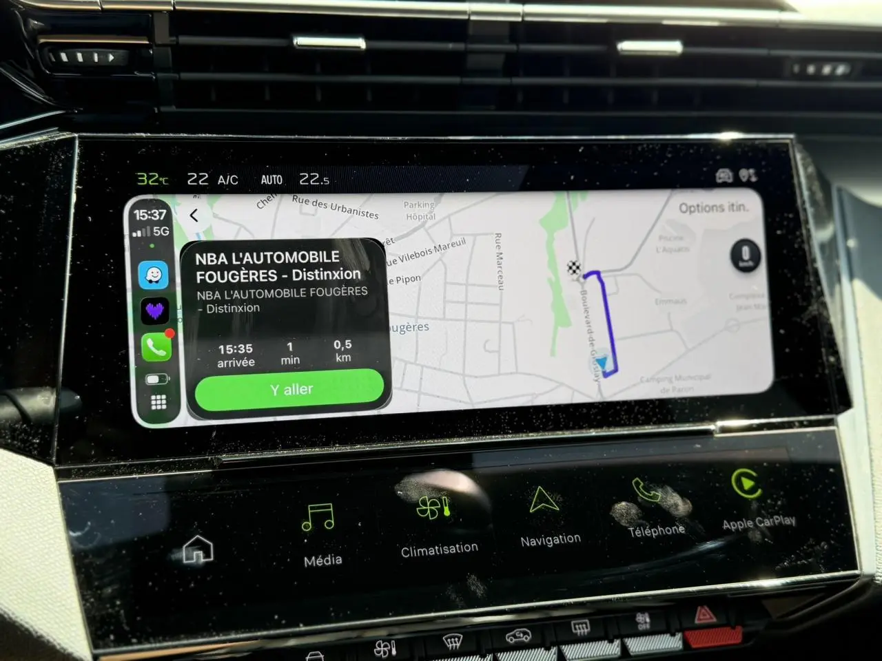 Écran tactile central du Peugeot 308 SW 2024 affichant la navigation avec interface Apple CarPlay.