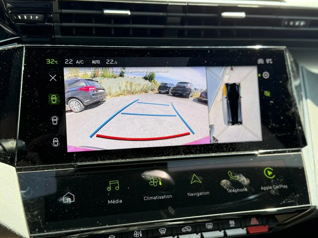 Écran tactile intérieur du Peugeot 308 SW 2024 montrant la caméra de recul et la vue 360° en stationnement.