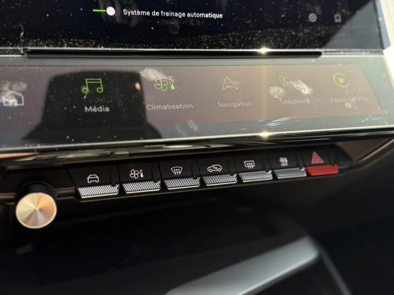 Tableau de bord du Peugeot 308 SW 2024 avec commandes tactiles et boutons physiques en ligne sous écran digital.