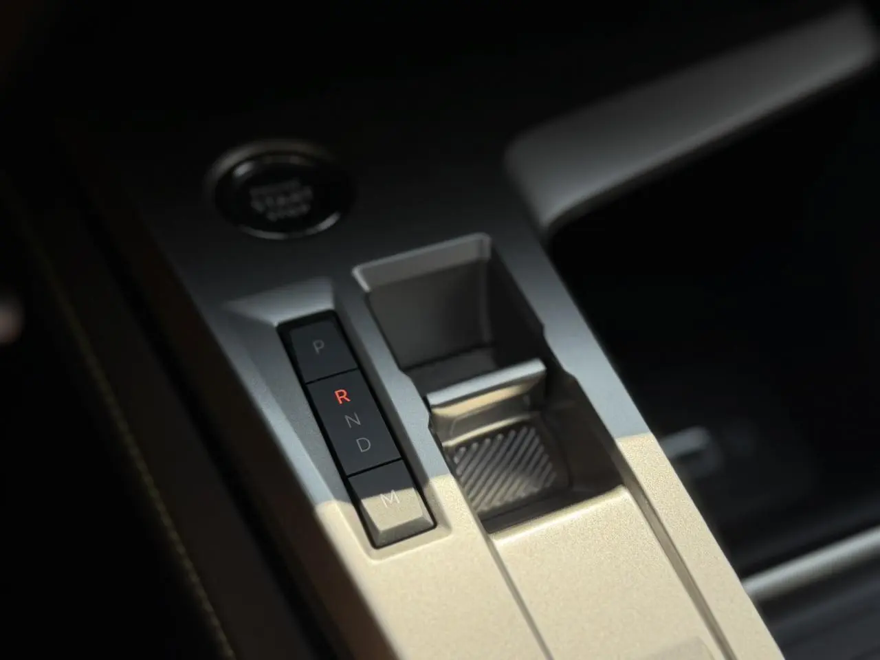 Gros plan sur la console centrale de la Peugeot 308 SW 2024, avec sélecteur de boîte auto et bouton start/stop.