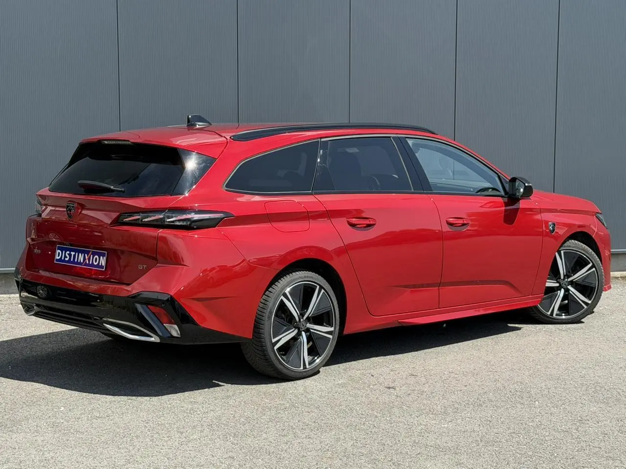 Peugeot 308 SW GT rouge Elixir vue 3/4 arrière droit avec jantes alliage 18'' et toit noir.