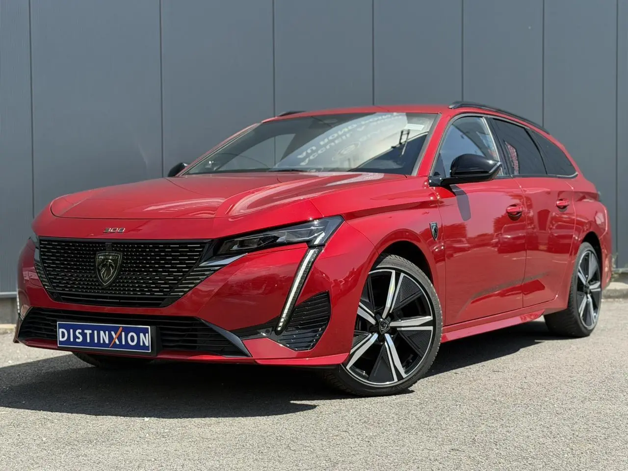 Peugeot 308 SW rouge Elixir vue 3/4 avant droit, avec jantes alliage 18'' et feux LED griffés.