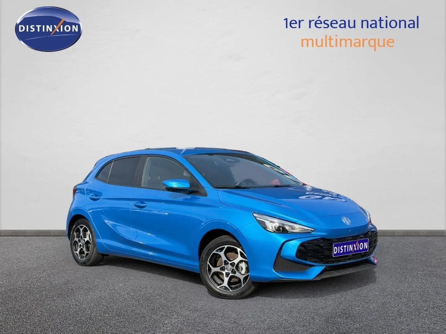 MG3 1.5 Hybrid+ 195ch Luxury en Como Blue métallisé, vue 3/4 avant droit avec jantes alu distinctives.