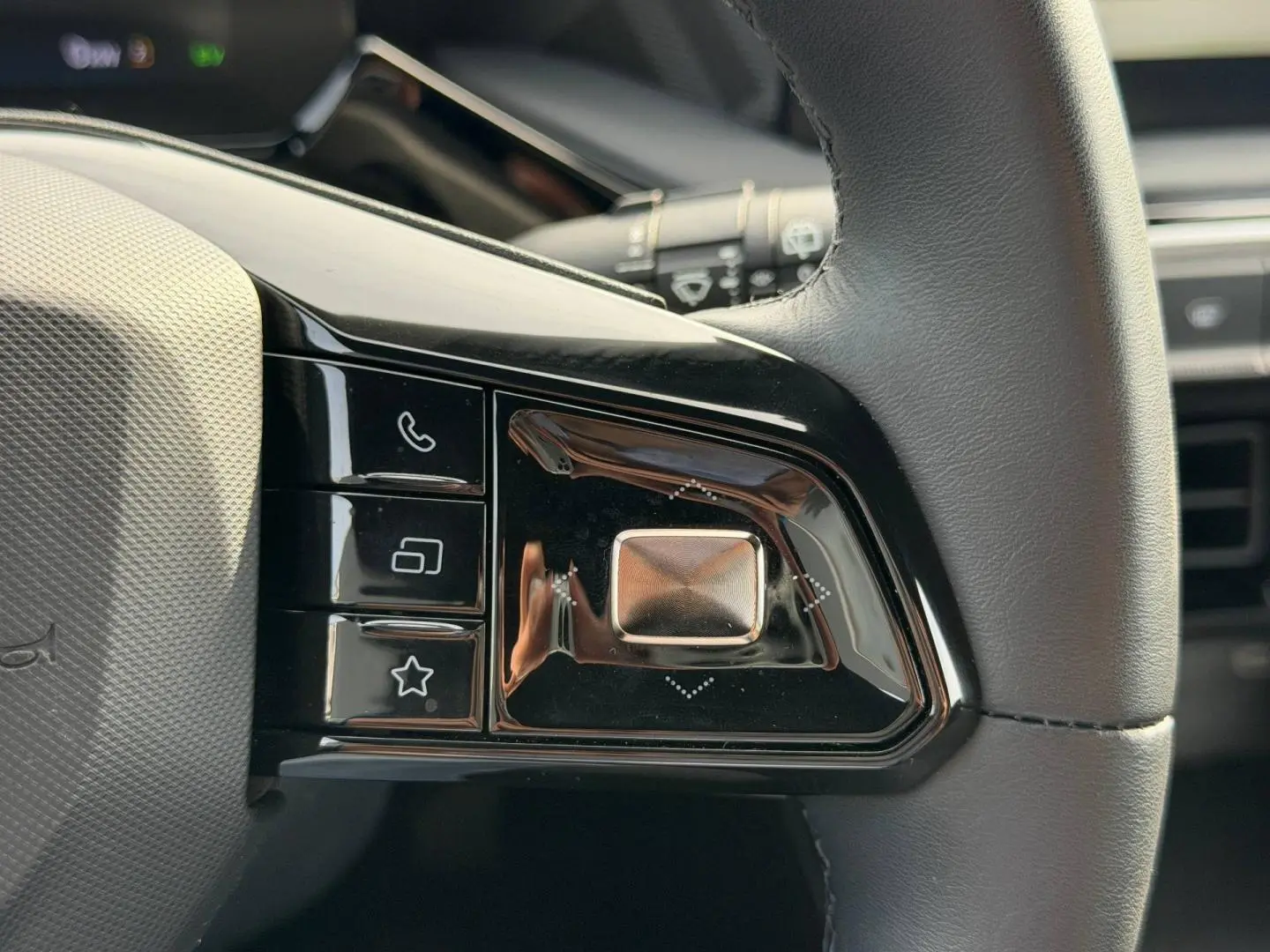 Gros plan sur les commandes noires au volant cuir du MG3 1.5 Hybrid+ 195ch Luxury, finition Como Blue métallisé.