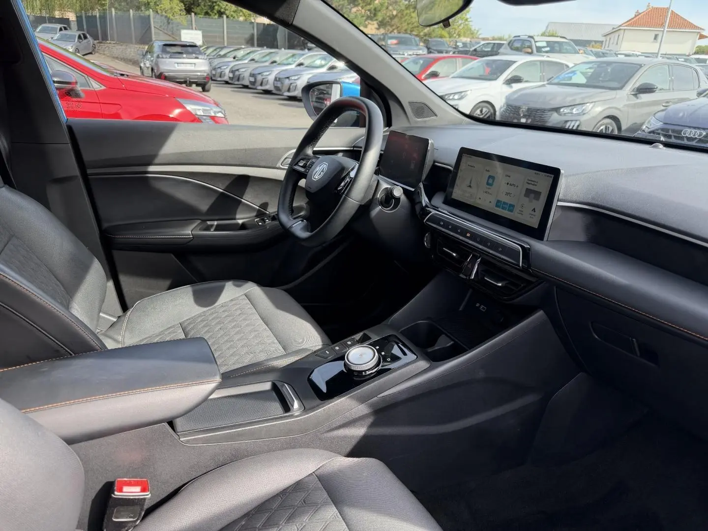Intérieur côté conducteur du MG3 1.5 Hybrid+ 2025, avec sièges noir simili-cuir, volant cuir multifonction et écran tactile.